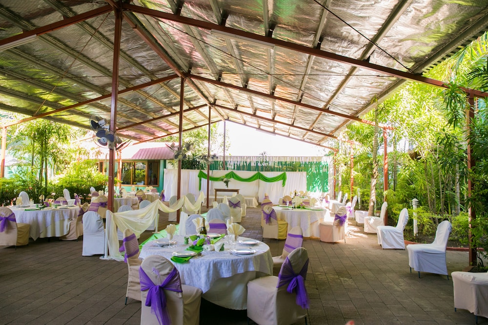 The Hideaway Hotel 36/39