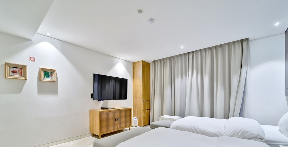 Golden Hotel 23/46