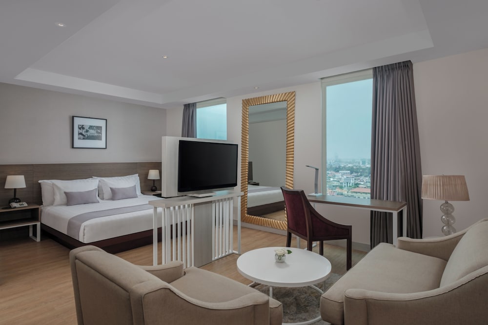 BUSINESS, SUITE, KING BED