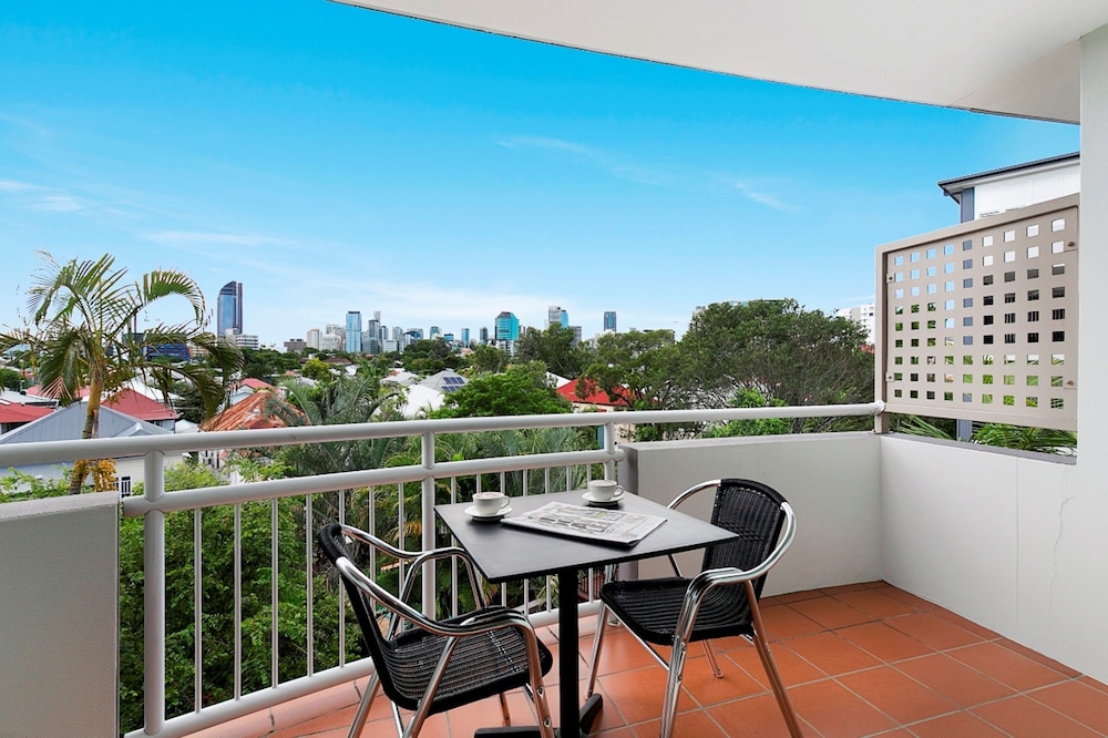 THE WELLINGTON APARTMENT HOTEL 45/48