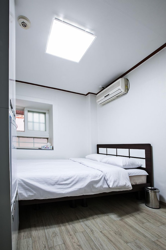 ROOM, DOUBLE BED