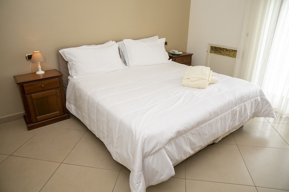 ROOM, DOUBLE OR TWIN BED