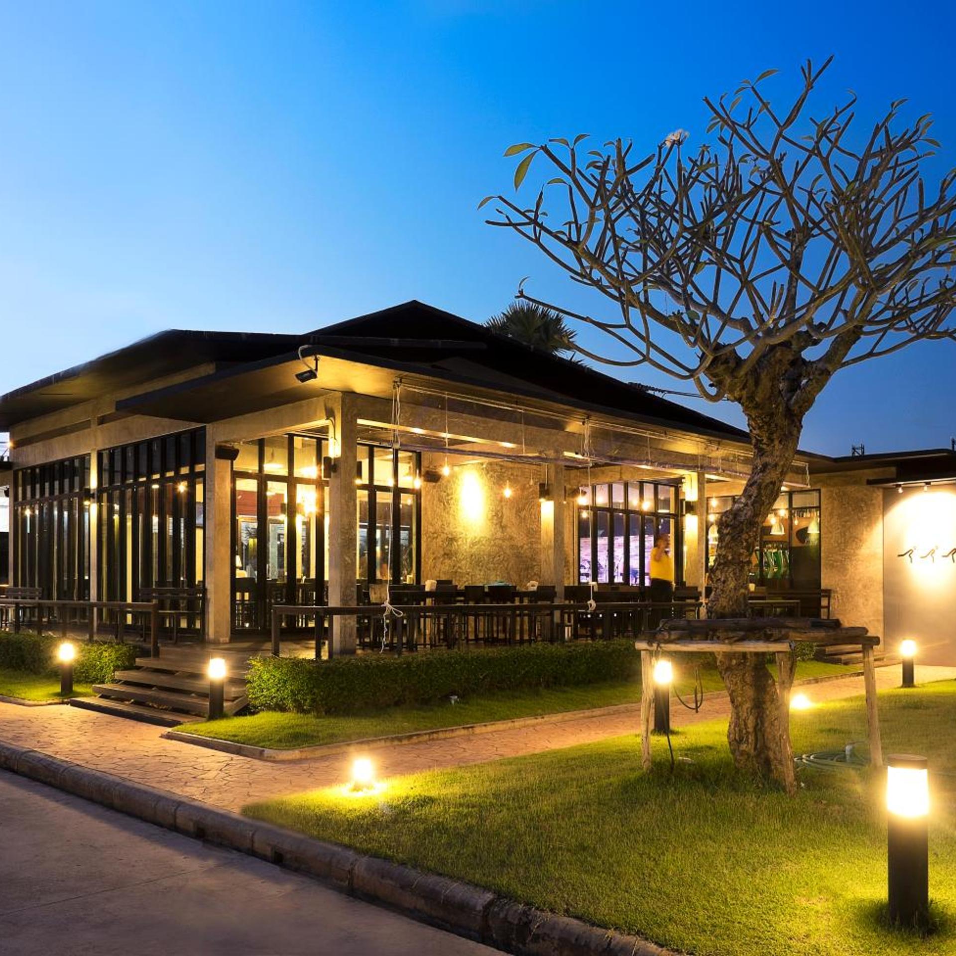The River Hotel 4/50