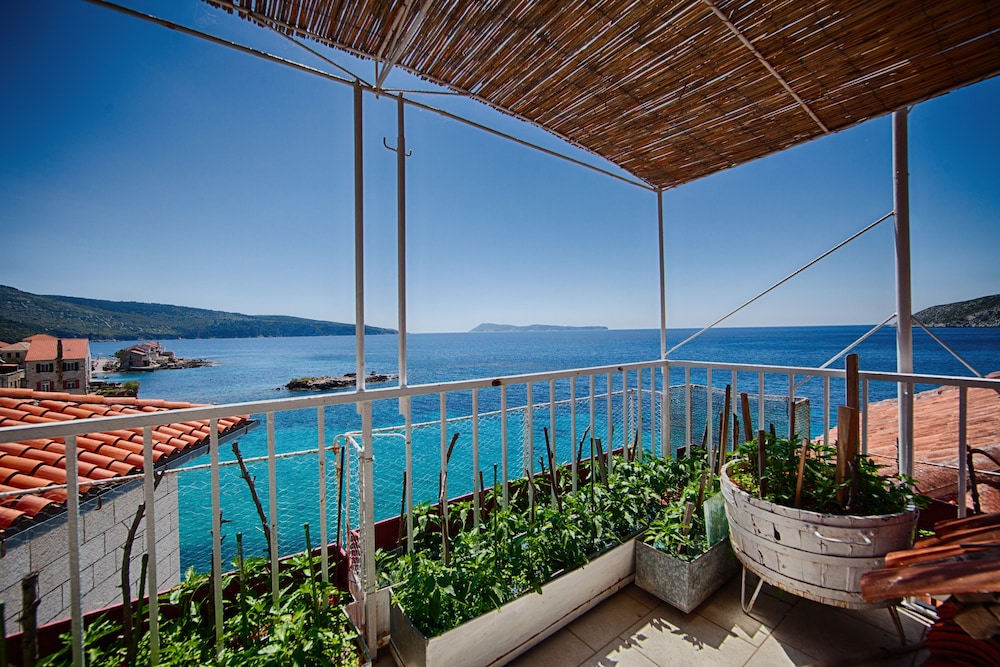 Mira Seafront Guesthouse 34/46