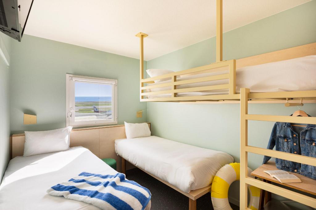 Pop, Twin Beds, Bunk Bed, Accessible