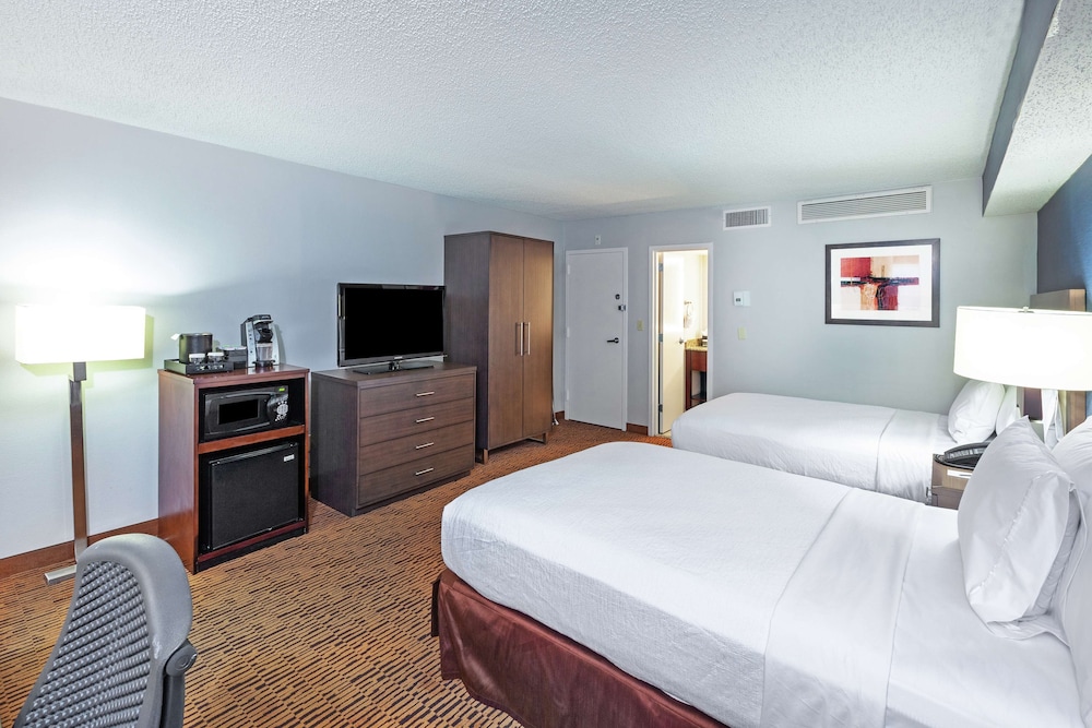 Embassy Suites by Hilton Dallas Market Center 26/72