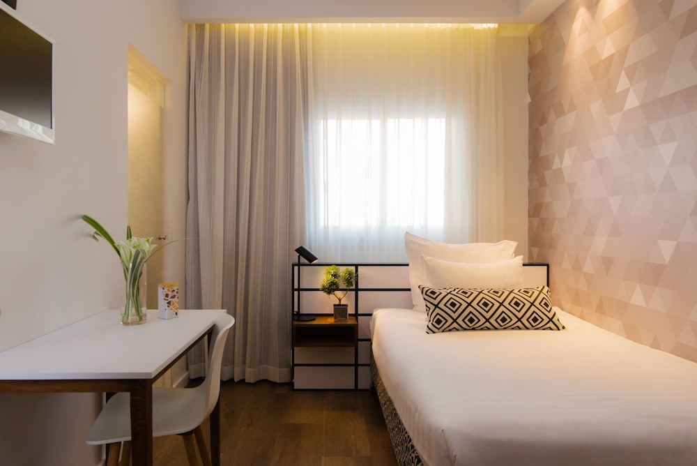 ROOM, SINGLE, LOUNGE ACCESS, SMALL