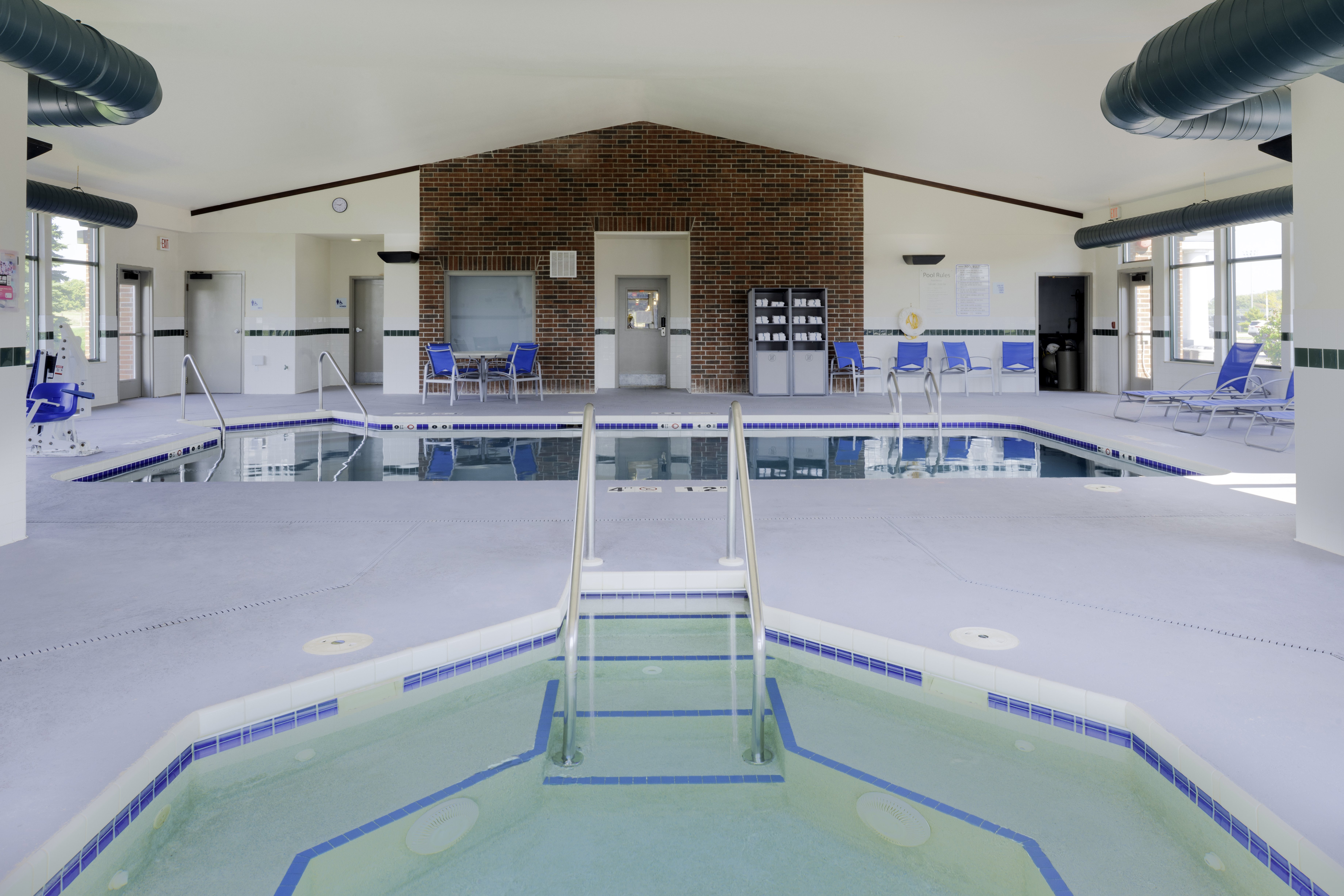 Holiday Inn Express Hotel Suites Fort Atkinson 35/74