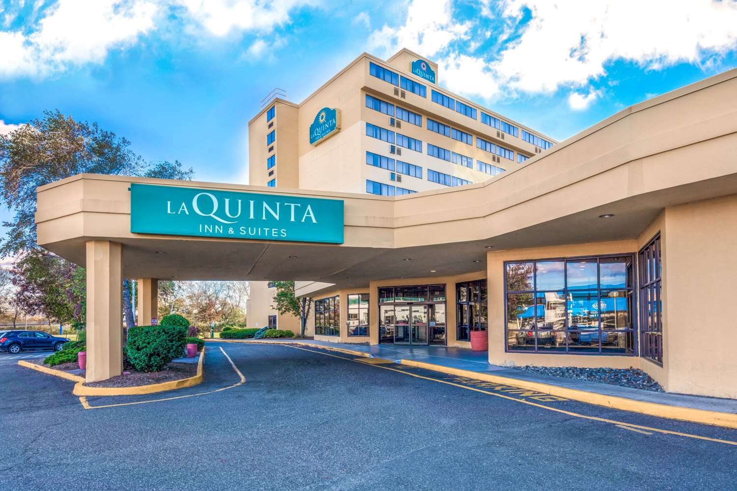 La Quinta Inn and Suites by Wyndham Secaucus Meadowlands 38/41