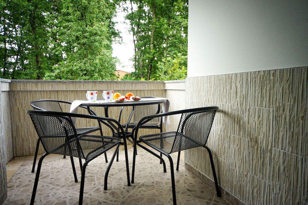 APARTMENTS AND ROOMS DEGRA 4/49