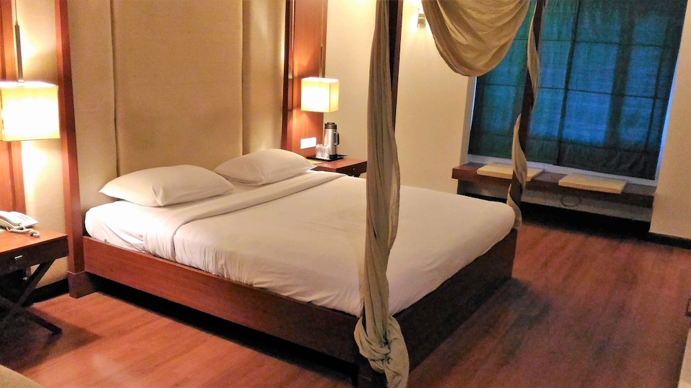 Hotel Taj Tristar 8/27
