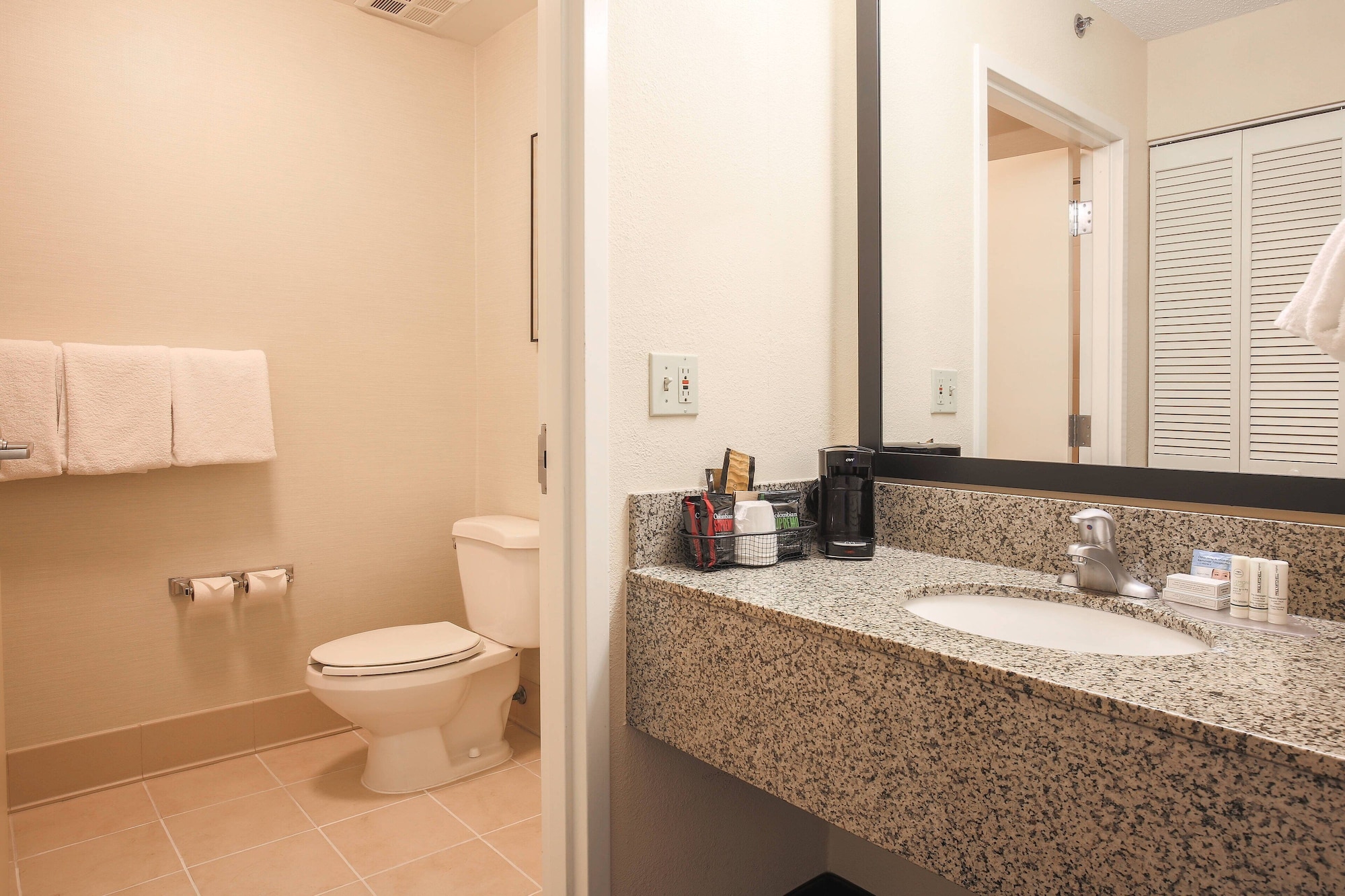 غرفة بسرير كينج مع أريكة، Courtyard by Marriott Flint Grand Blanc 9/10