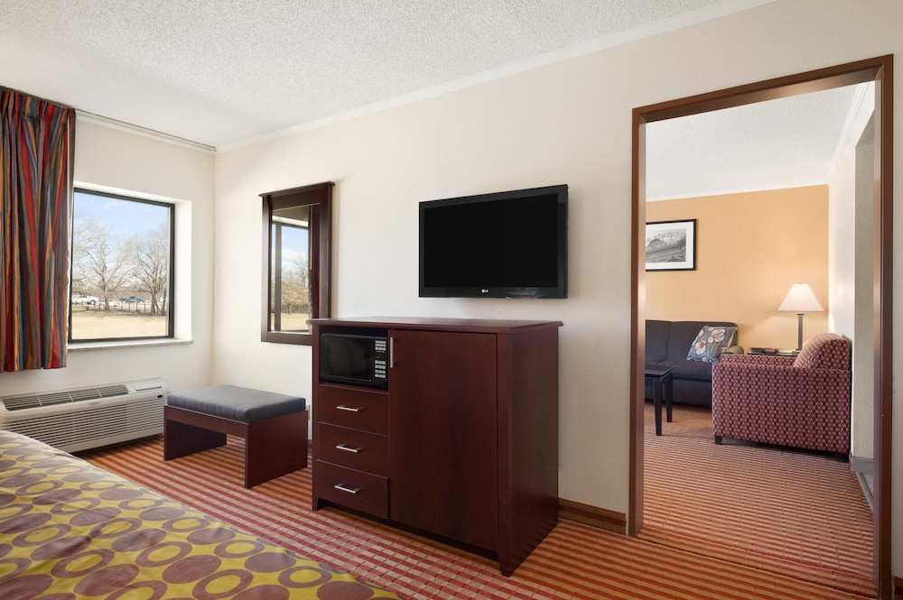 Days Inn & Suites By Wyndham Kansas City South 28/43