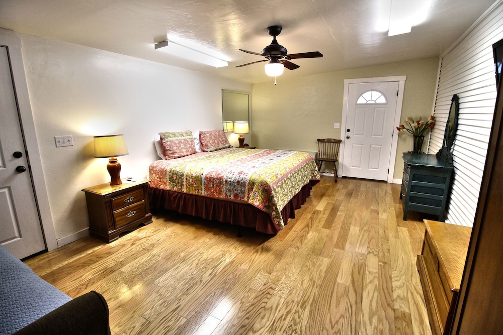 Peach Tree Inn & Suites 10/67