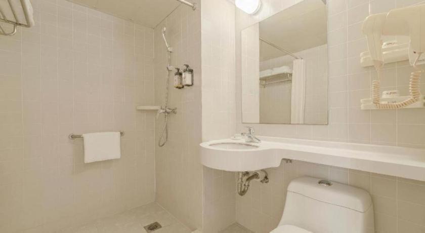 Jinjiang Inn (Shanghai International Tourist Resort Kangxin Highway) 45/50