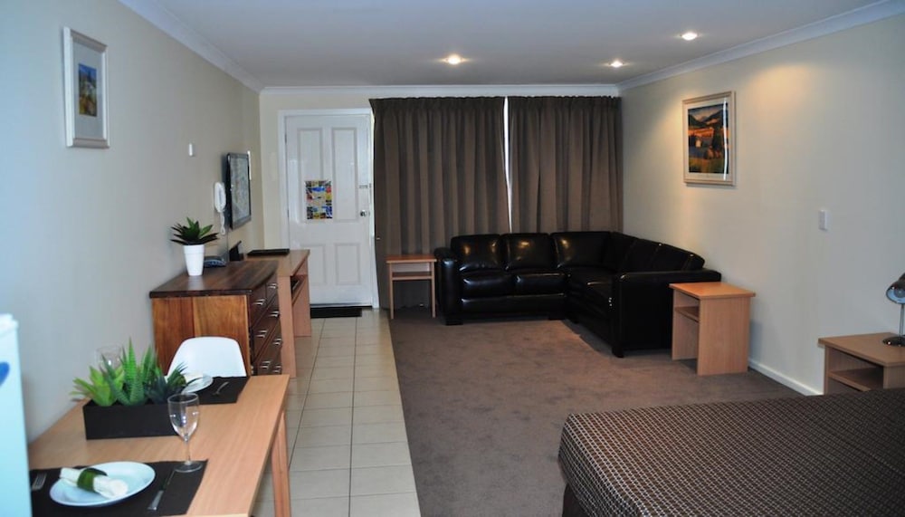 Emu Point Motel 43/70