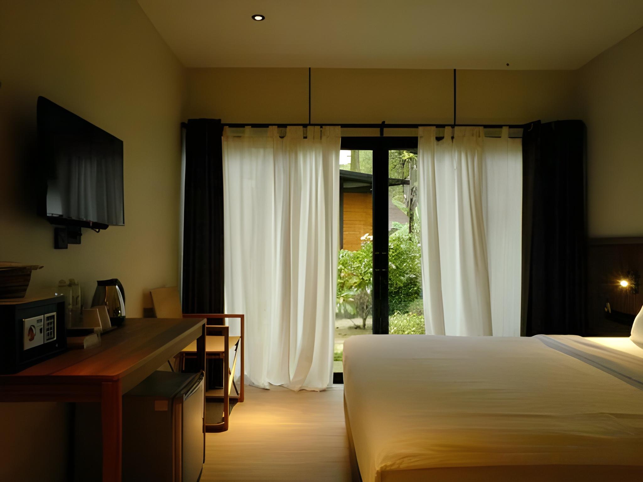 Room, King Bed, Front View