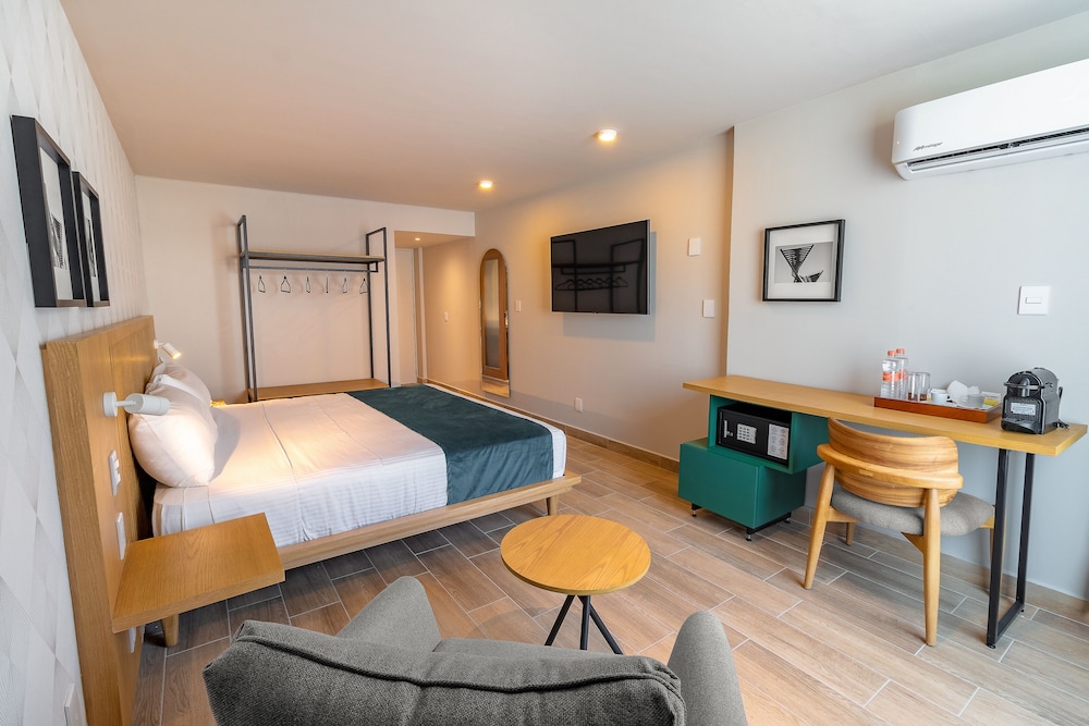 EXECUTIVE, KING BED