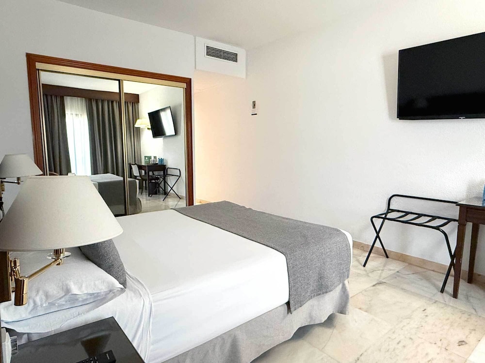جناح جونيور بسريرين منفصلين بغرفتي نوم مفردة بسرير كوين، Hotel Turia 3/4