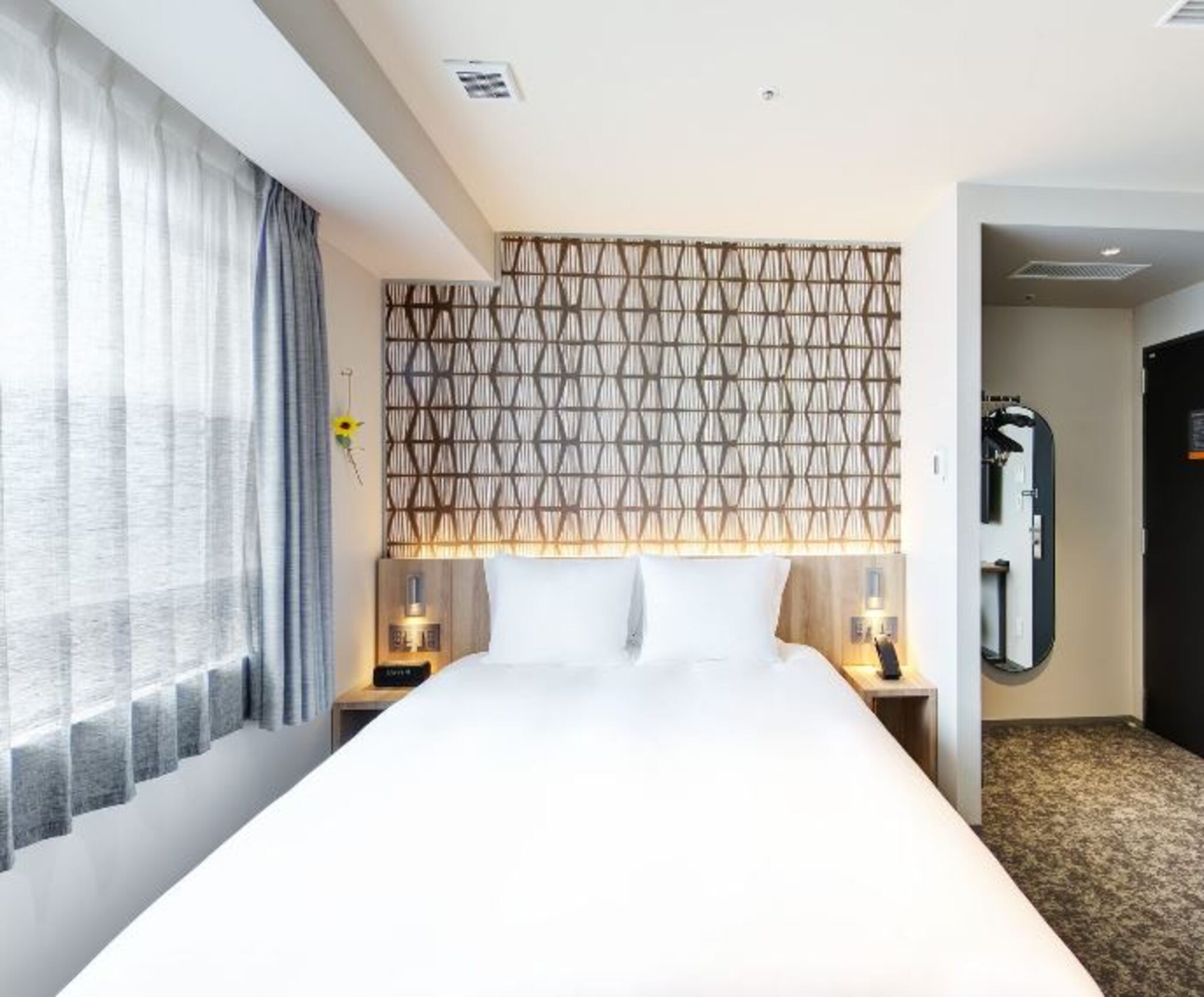Premier, Single, Queen Bed