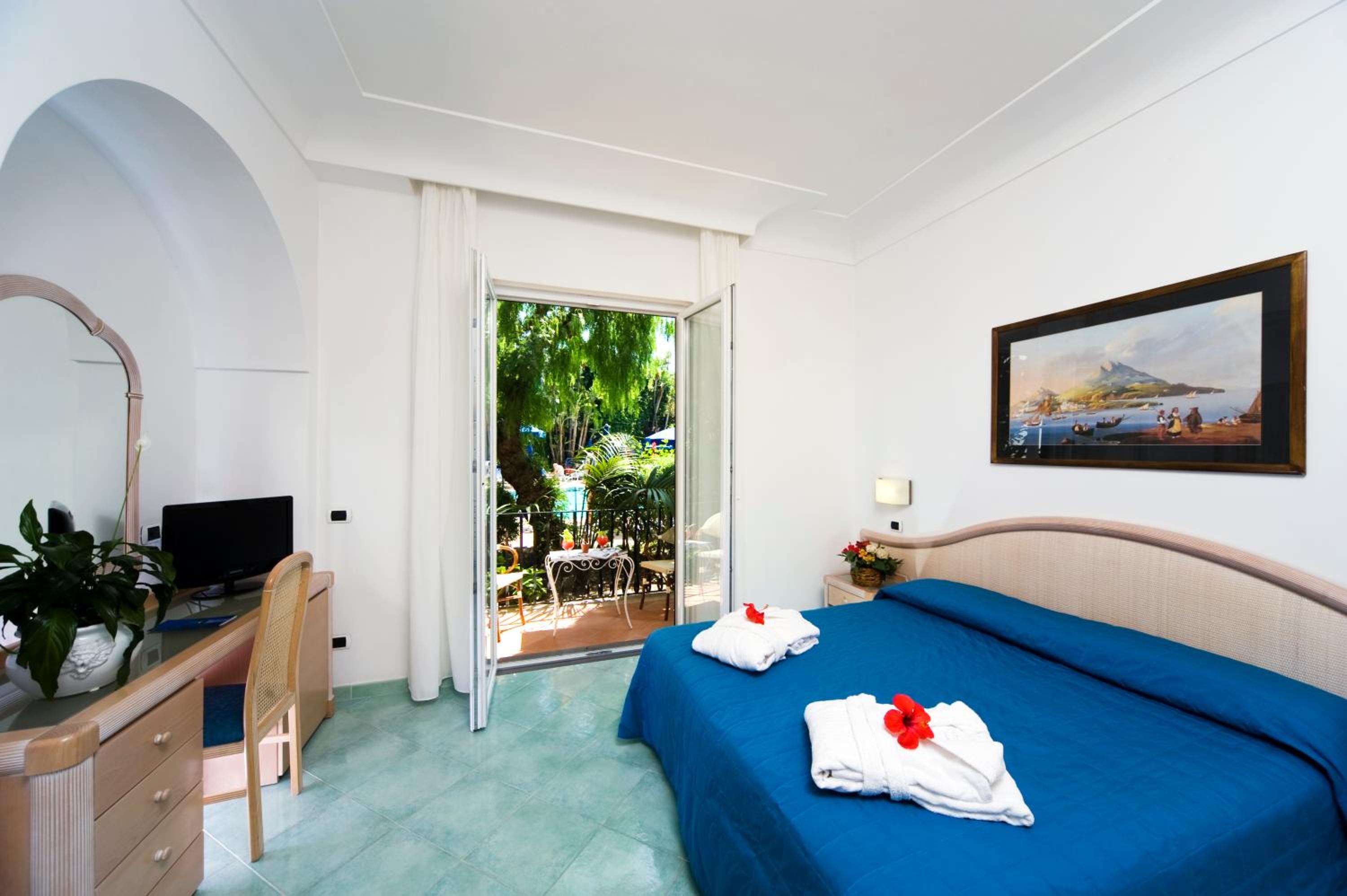 Room, Double Bed, Lateral Side Pool View
