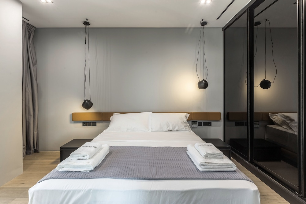 DELUXE, STUDIO, QUEEN BED, HILL VIEW