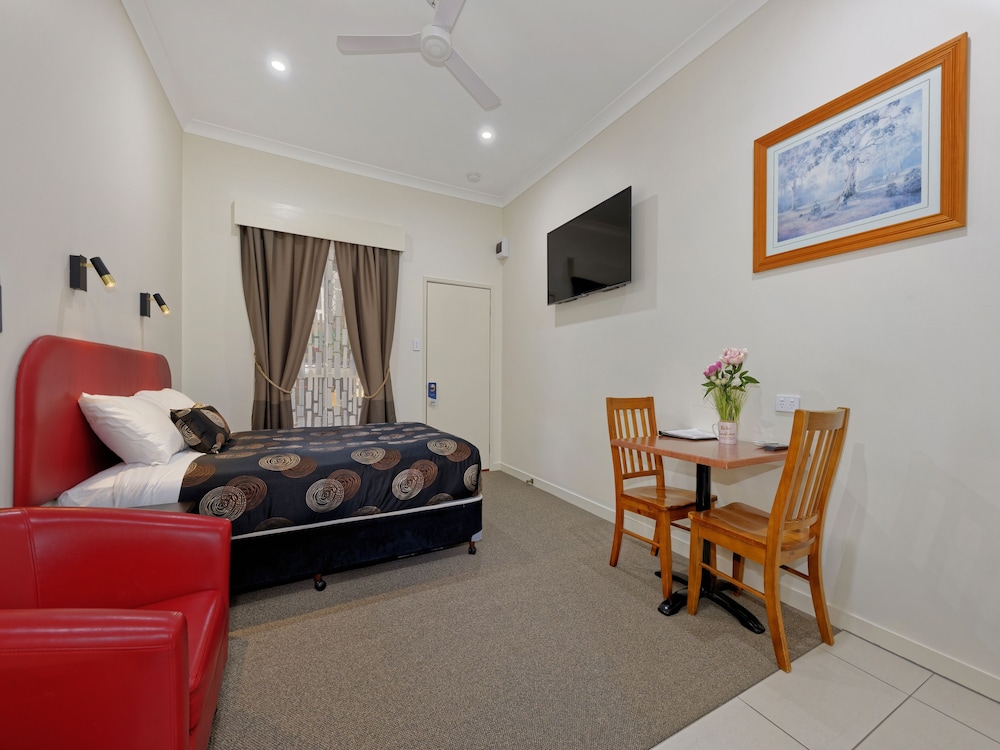 Econo Lodge Park Lane 28/29