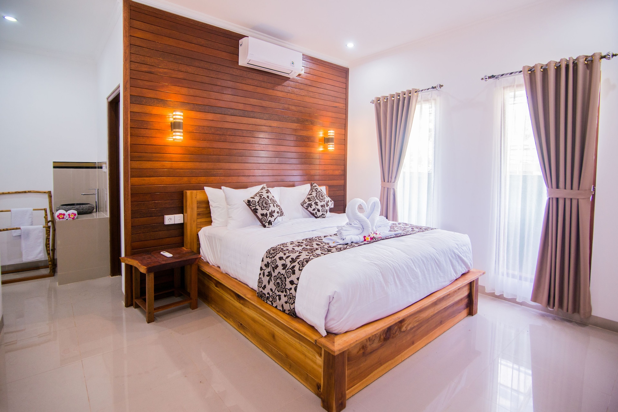 DELUXE, DOUBLE BED, POOL VIEW