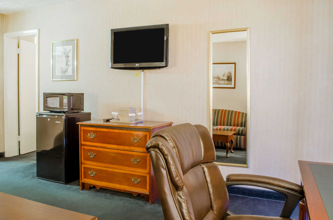 Quality Inn & Suites Burnham, PA 3/36