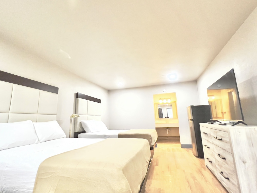 ECONOMY, 2 QUEEN BEDS