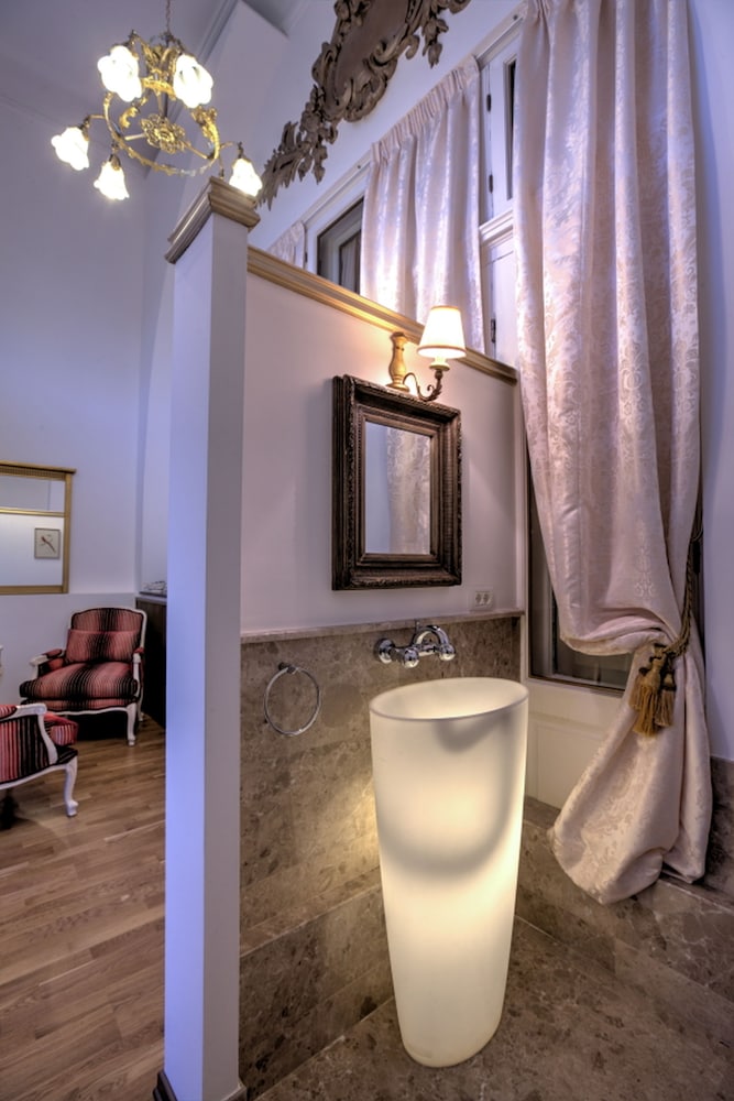 Grand Boutique Hotel 69/77