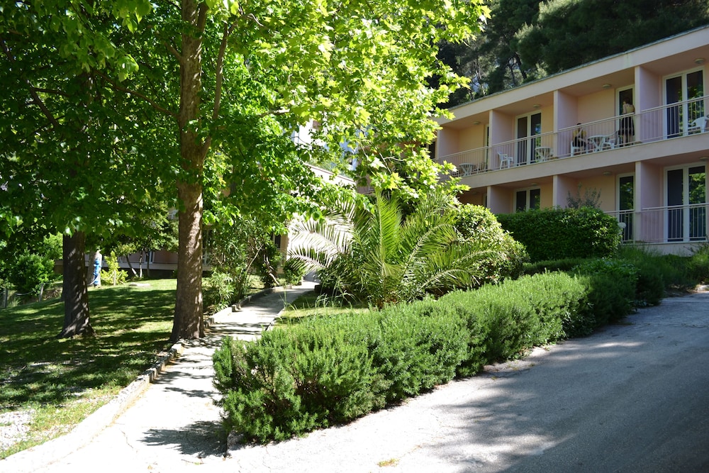 BRZET HOTEL OMIS 44/50
