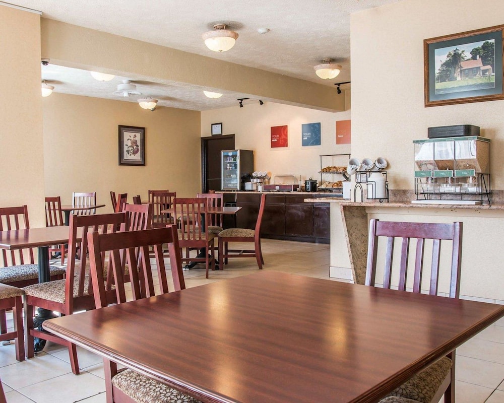Comfort Inn Whitehall Near Michigan s Adventure 33/36