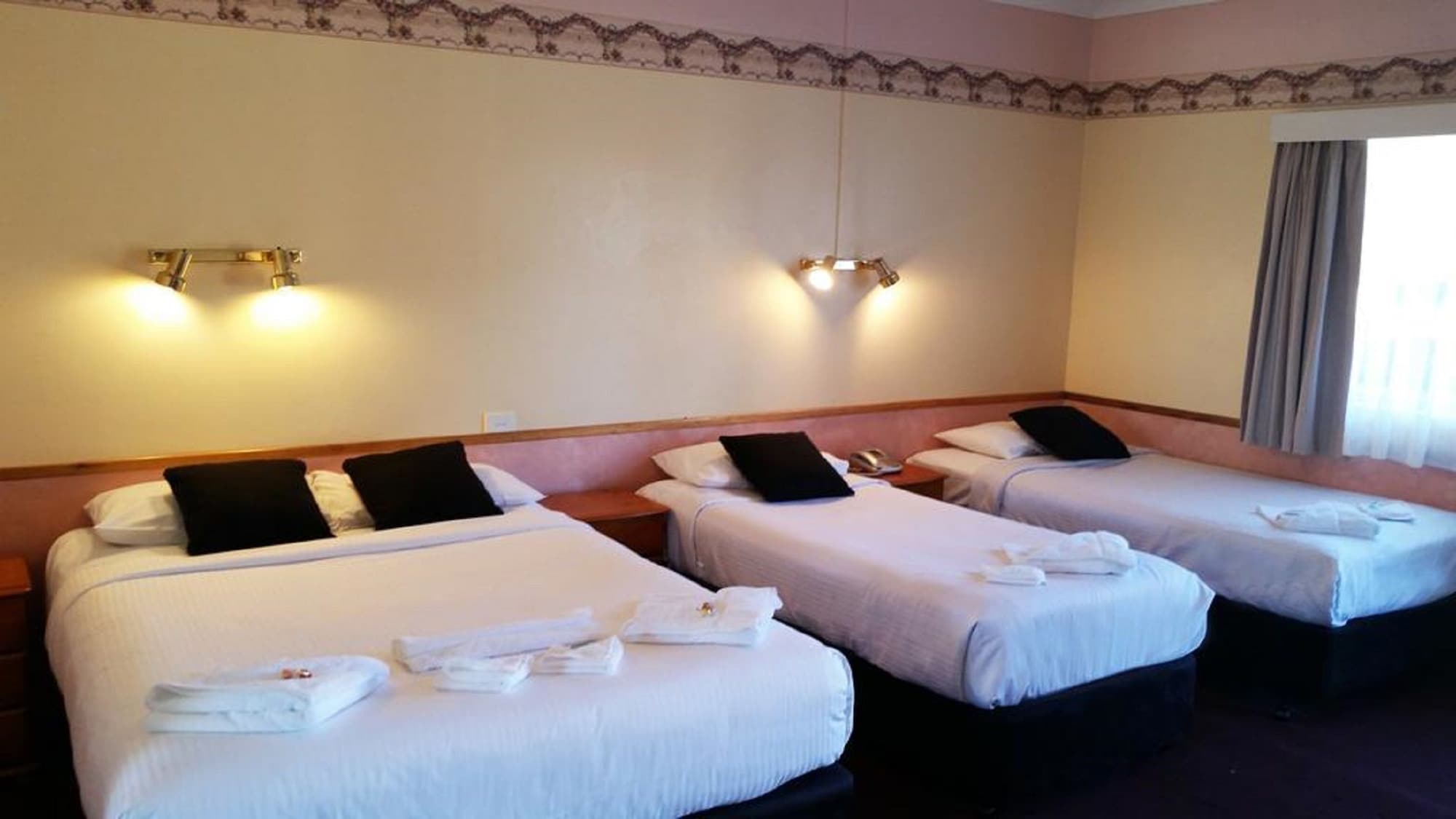 Plus, 1 Queen and 1 Single Bed, Queen Bed, Scenic View