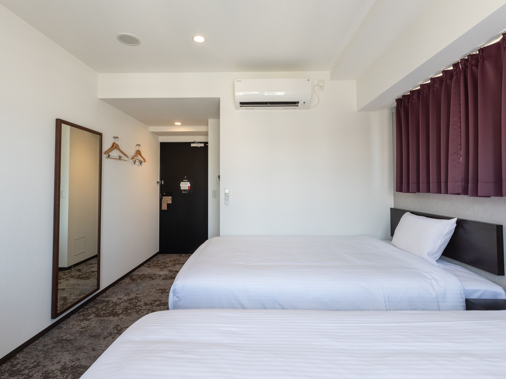 DELUXE, TWIN BEDS