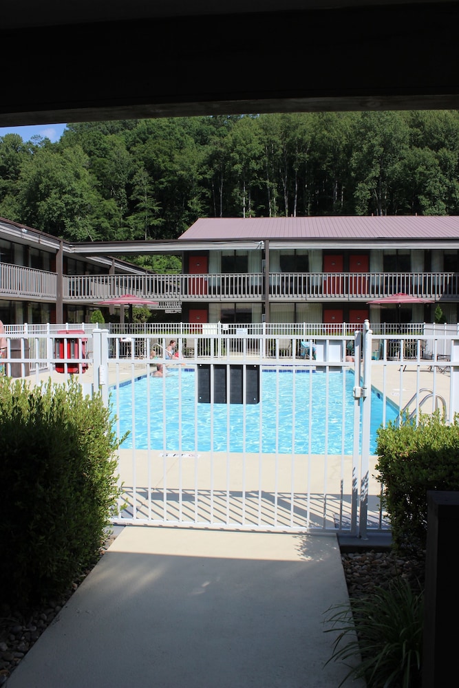 GREAT SMOKIES INN CHEROKEE 11/36