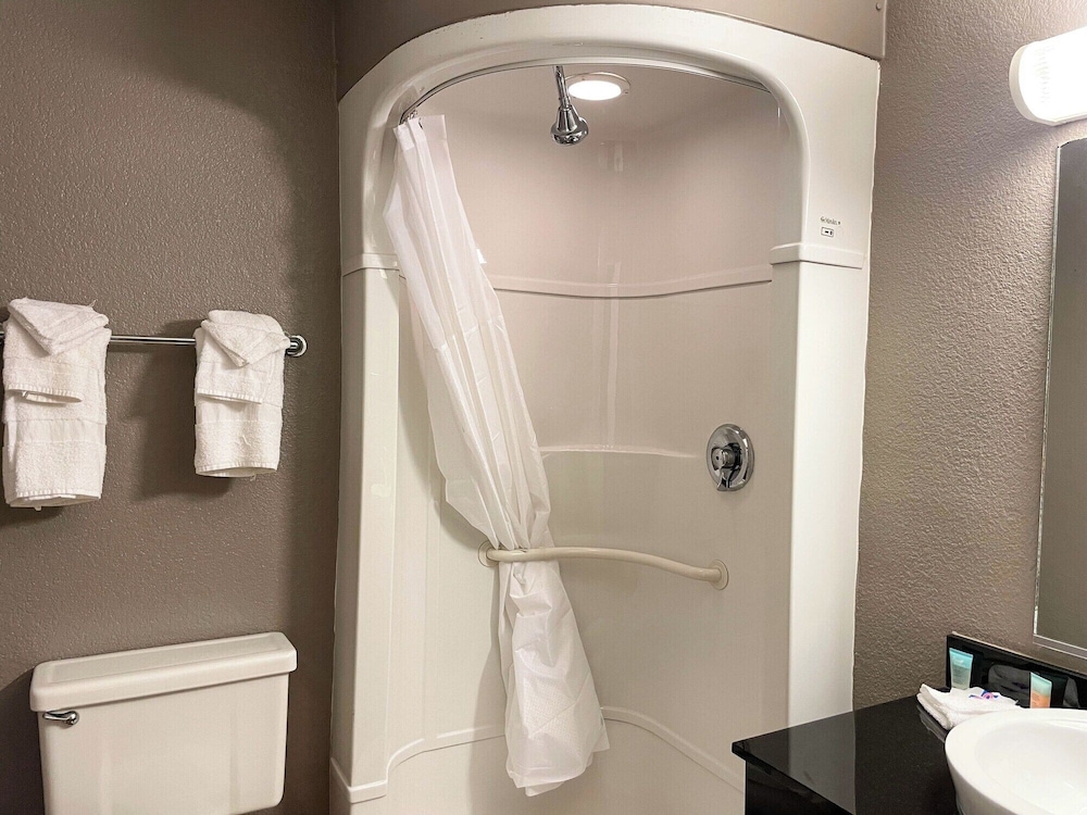 غرفة بسرير كوين لذوي الإعاقة، Motel6 Cheyenne, WY 7/7