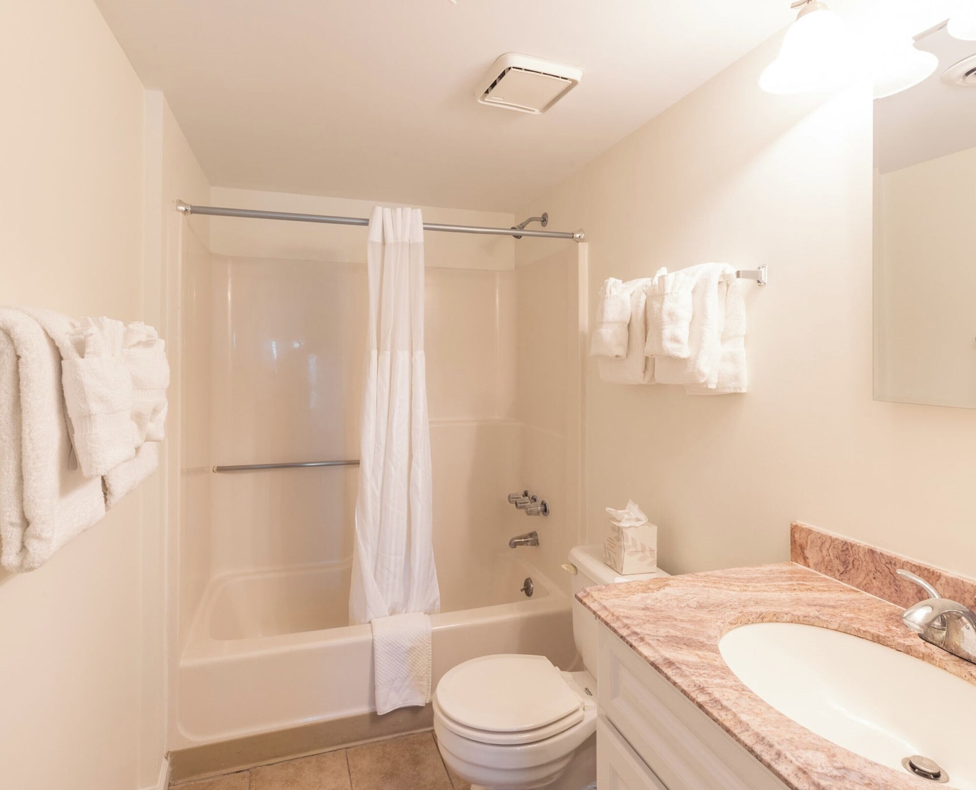 2 Bedrooms, Condo, Standard, King and Queen Bed, Single Bed, Bay View, Sofa, Balcony، Bay Club Resort 6/9