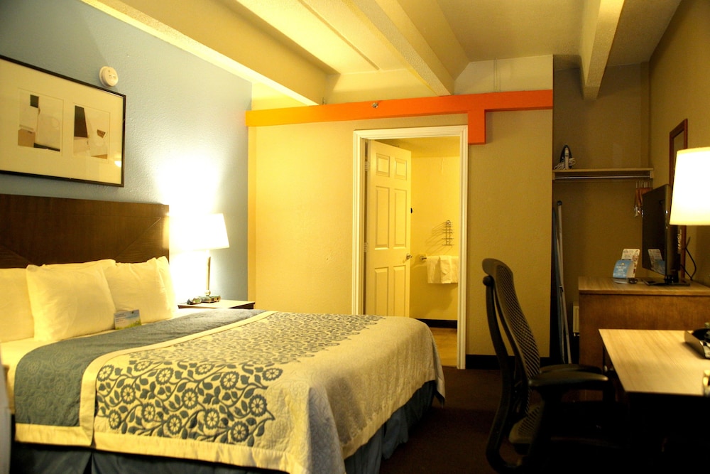 Days Inn by Wyndham Denver Downtown 14/29