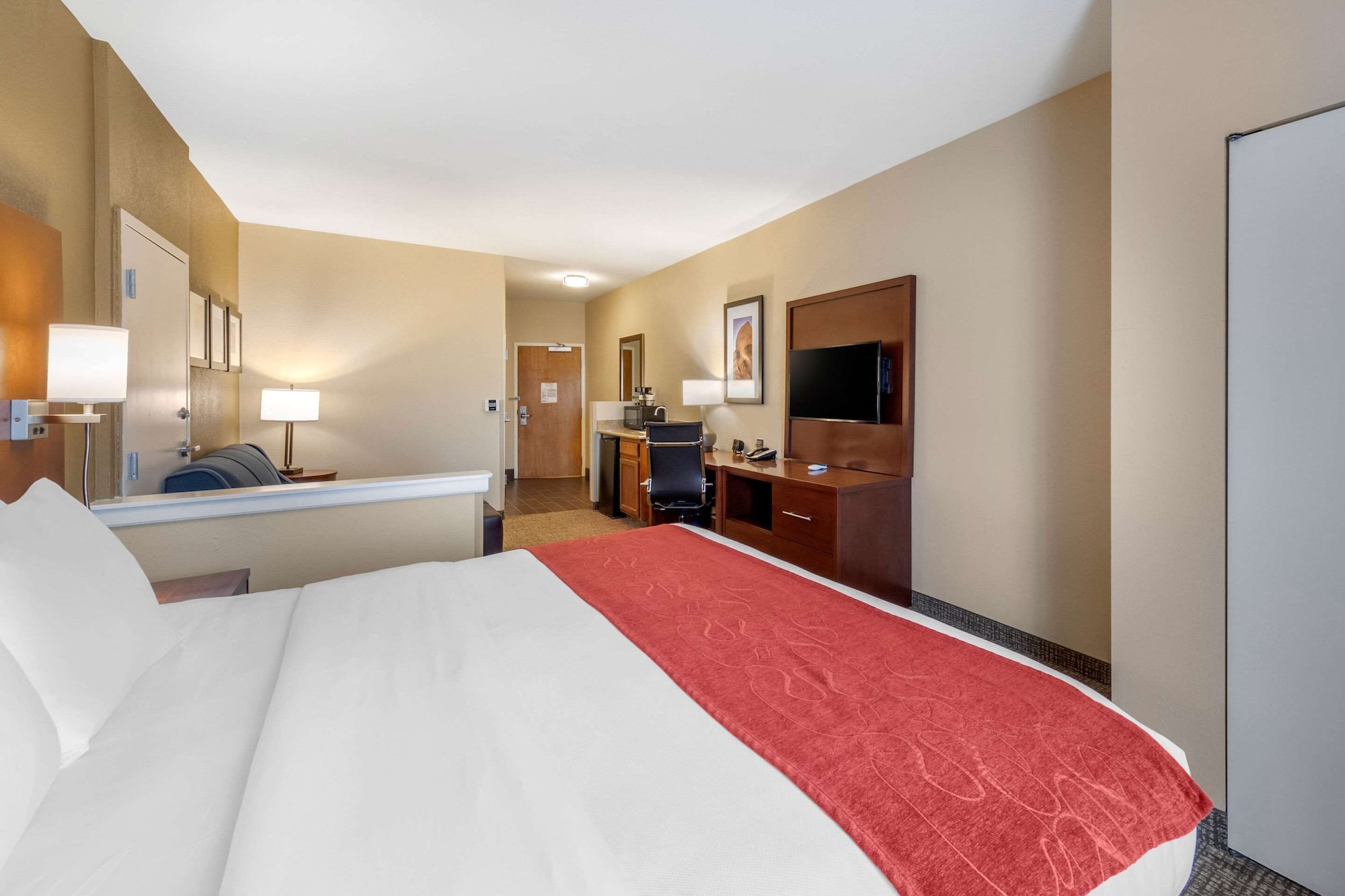 Suite, King Bed, Sofa, Accessible