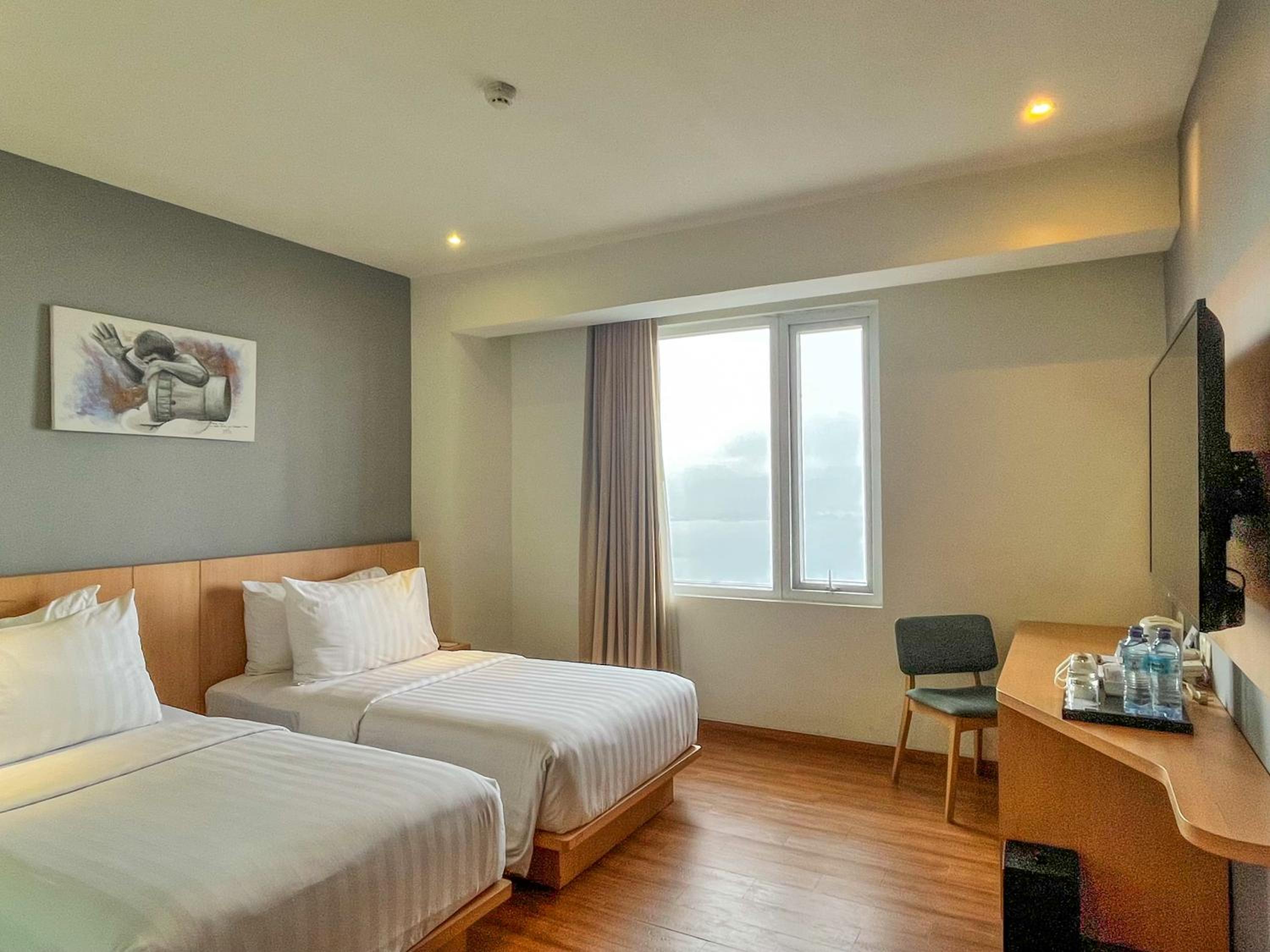 Deluxe, Twin Beds, Hill View