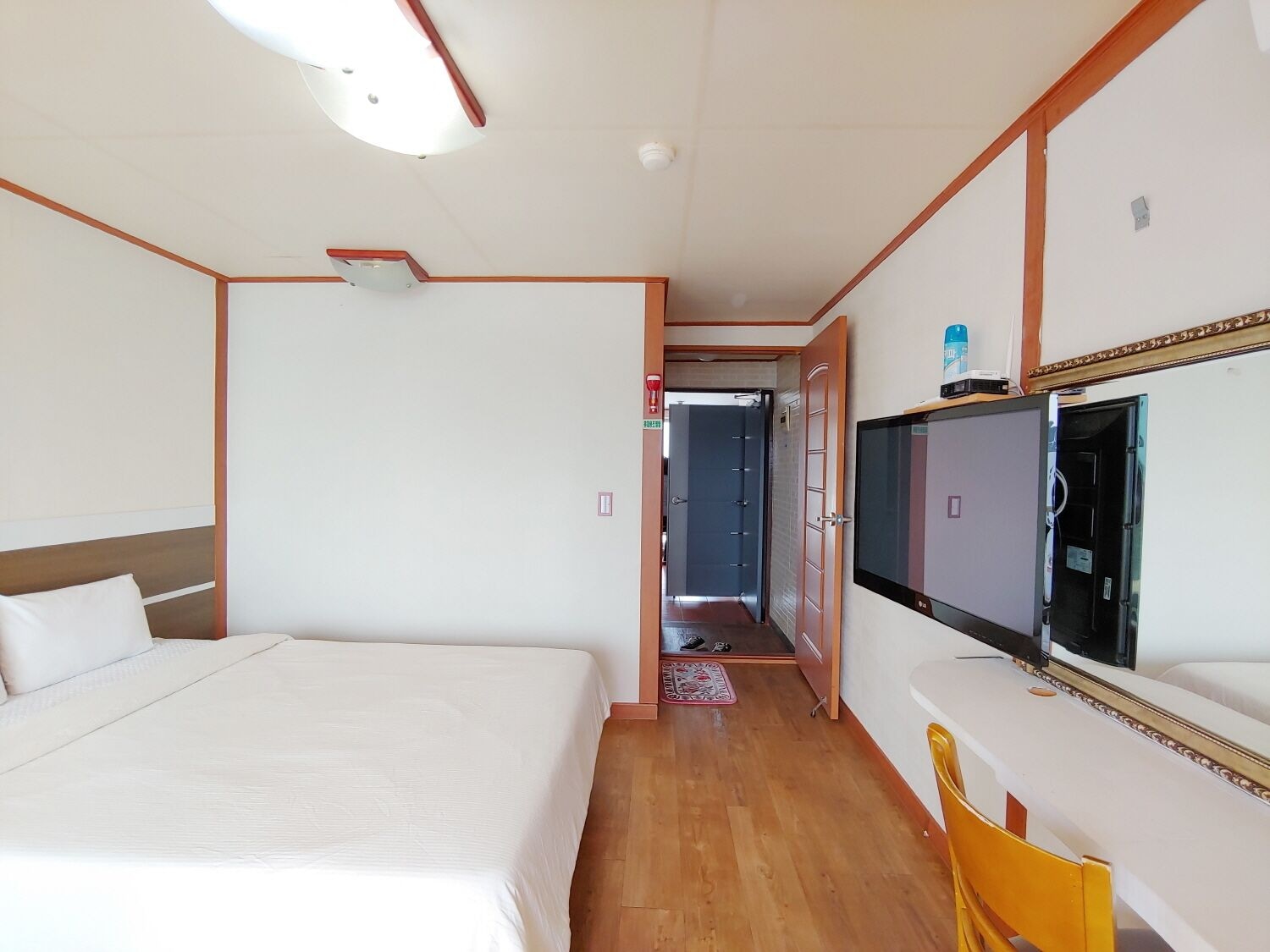 ROOM, DOUBLE BED