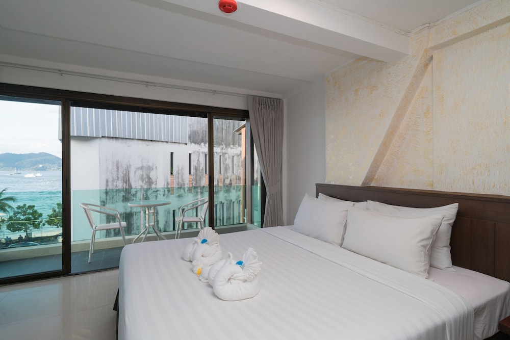 PREMIUM, DELUXE, PARTIAL SEA VIEW, BALCONY