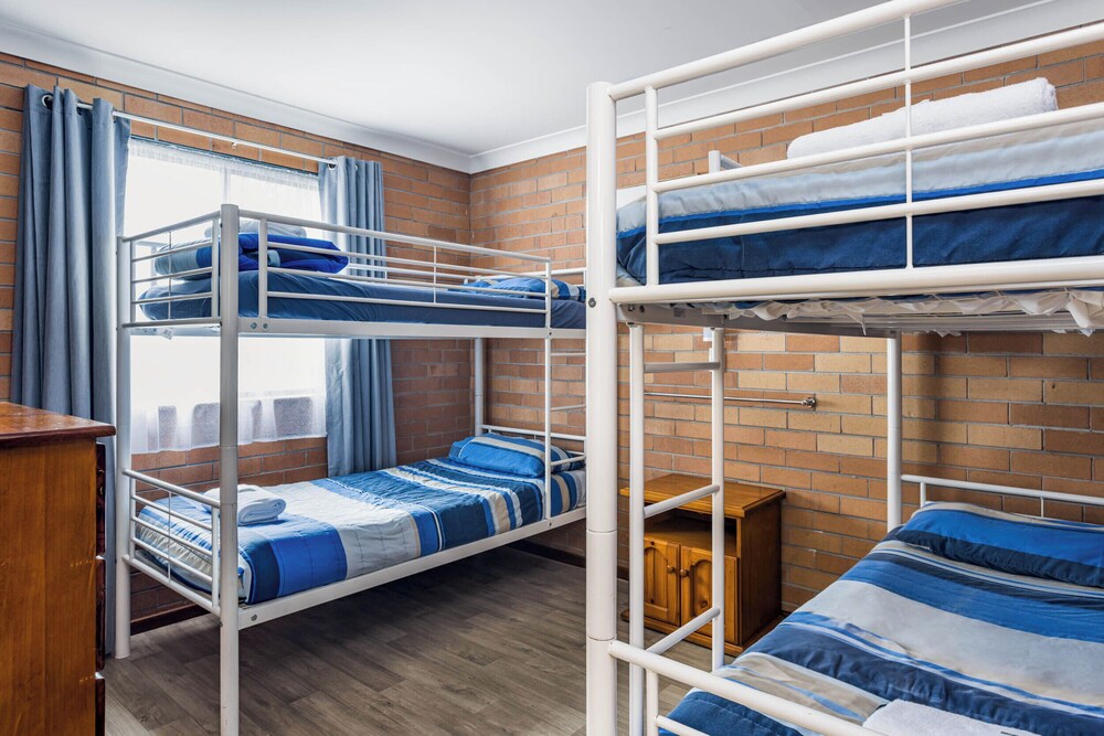 EMU BEACH CHALETS 8/35