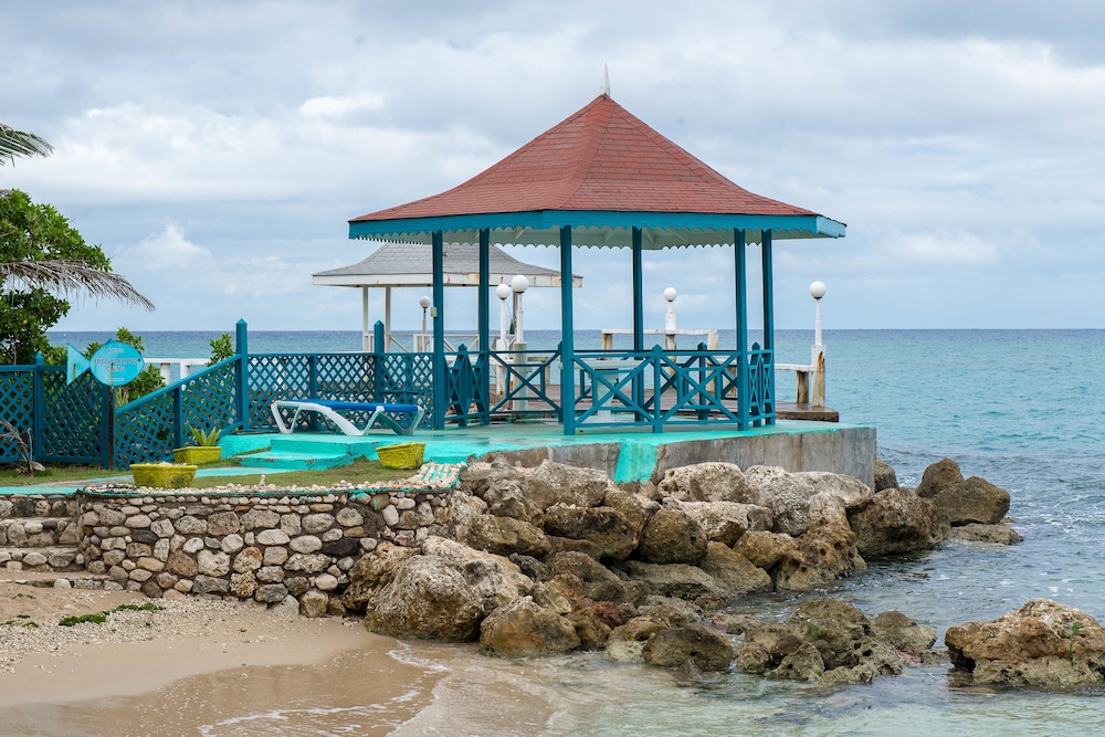Tropical Beach Suite 16/18