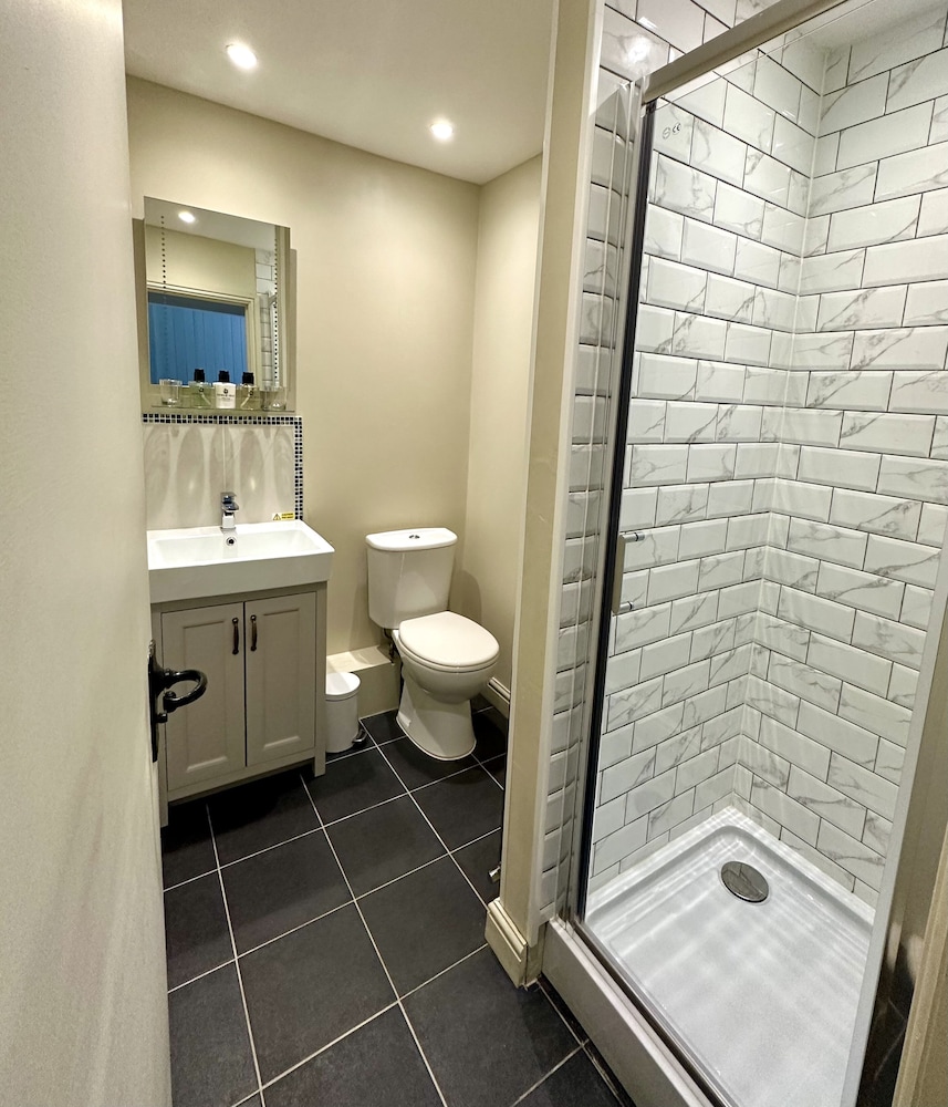 The Manor Arms Inn 32/37