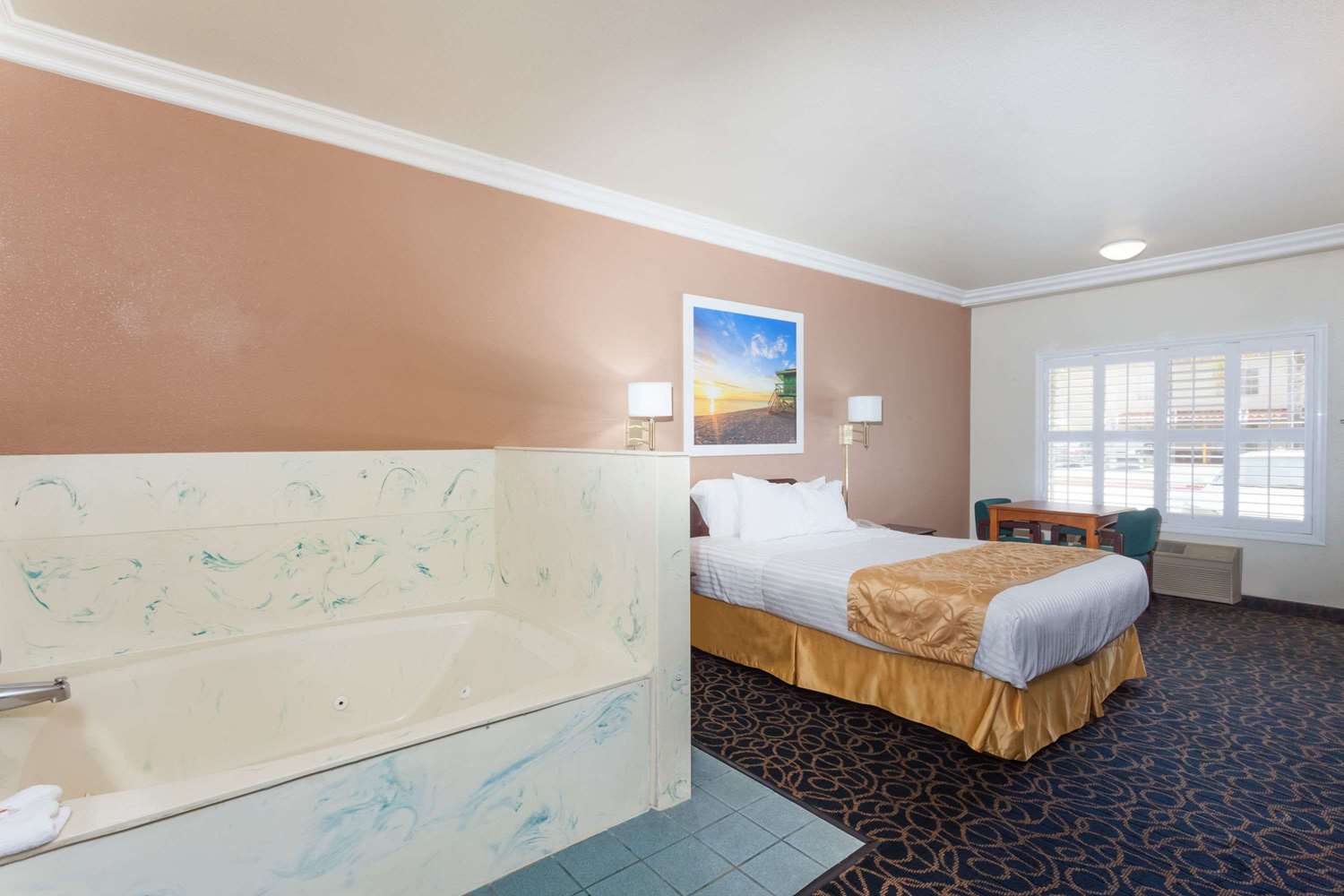 Days Inn & Suites by Wyndham South Gate 4/9