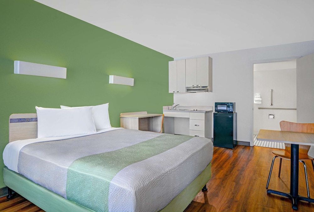 Deluxe, Queen Bed