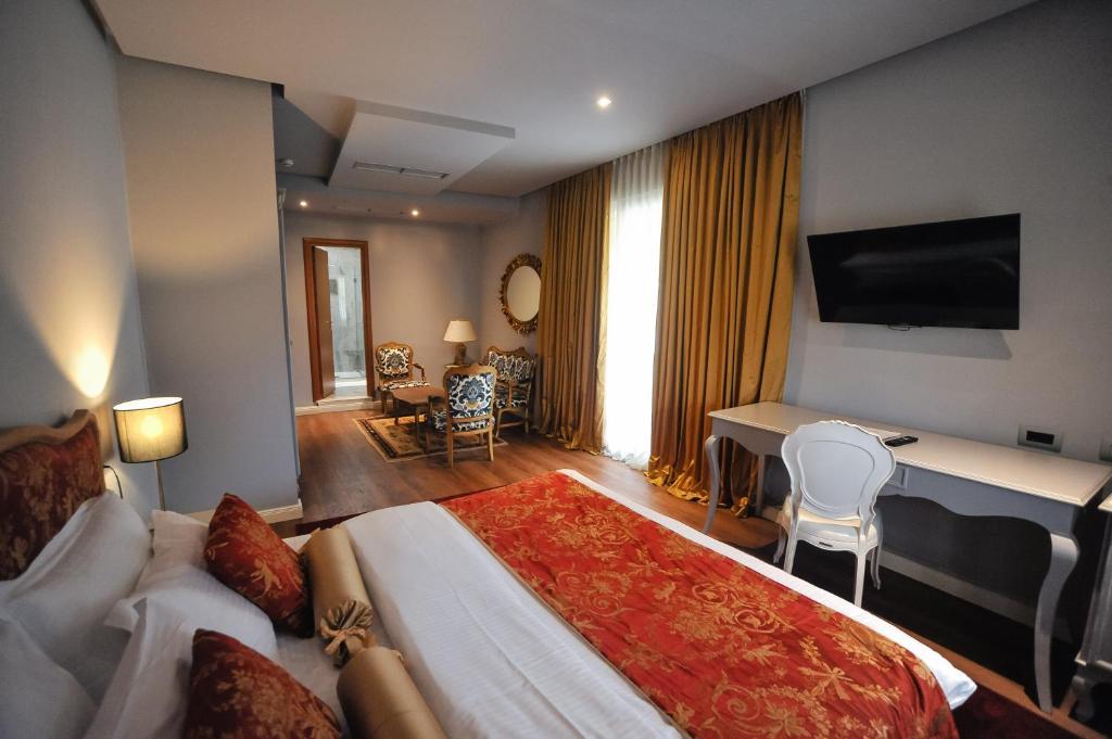 Room at Classic Hotel, TIRANA