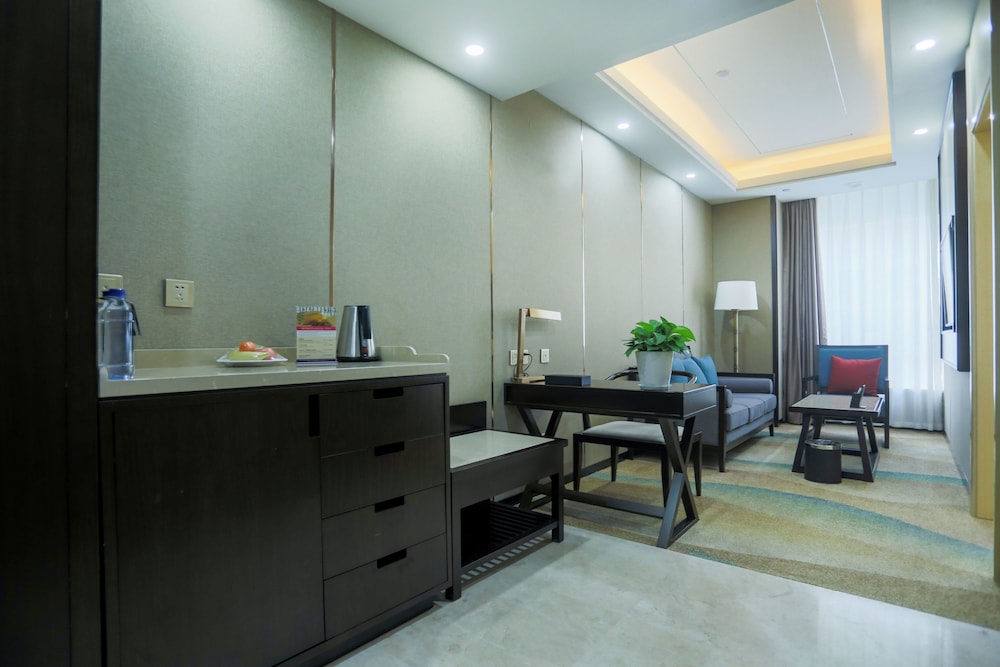Hundred Hotel 38/60
